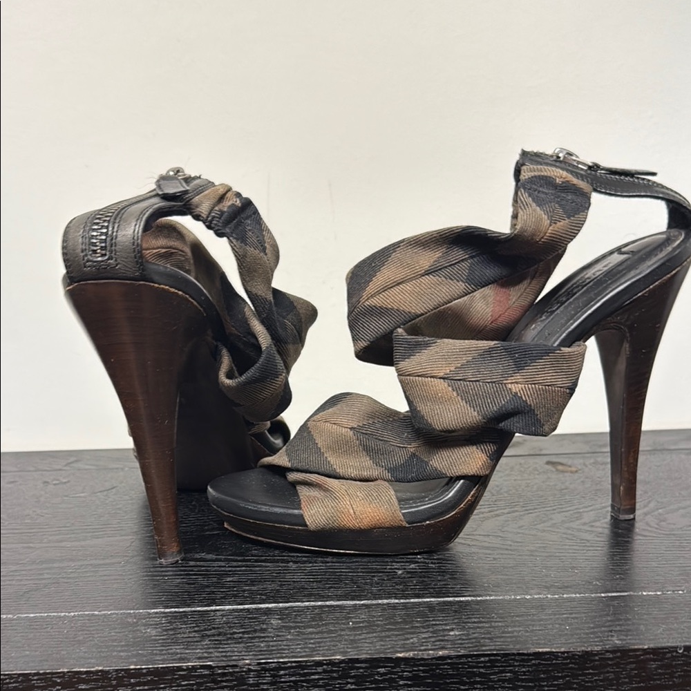Burberry Black and Brown Strappy Heels with Stiletto - Picture 2 of 5